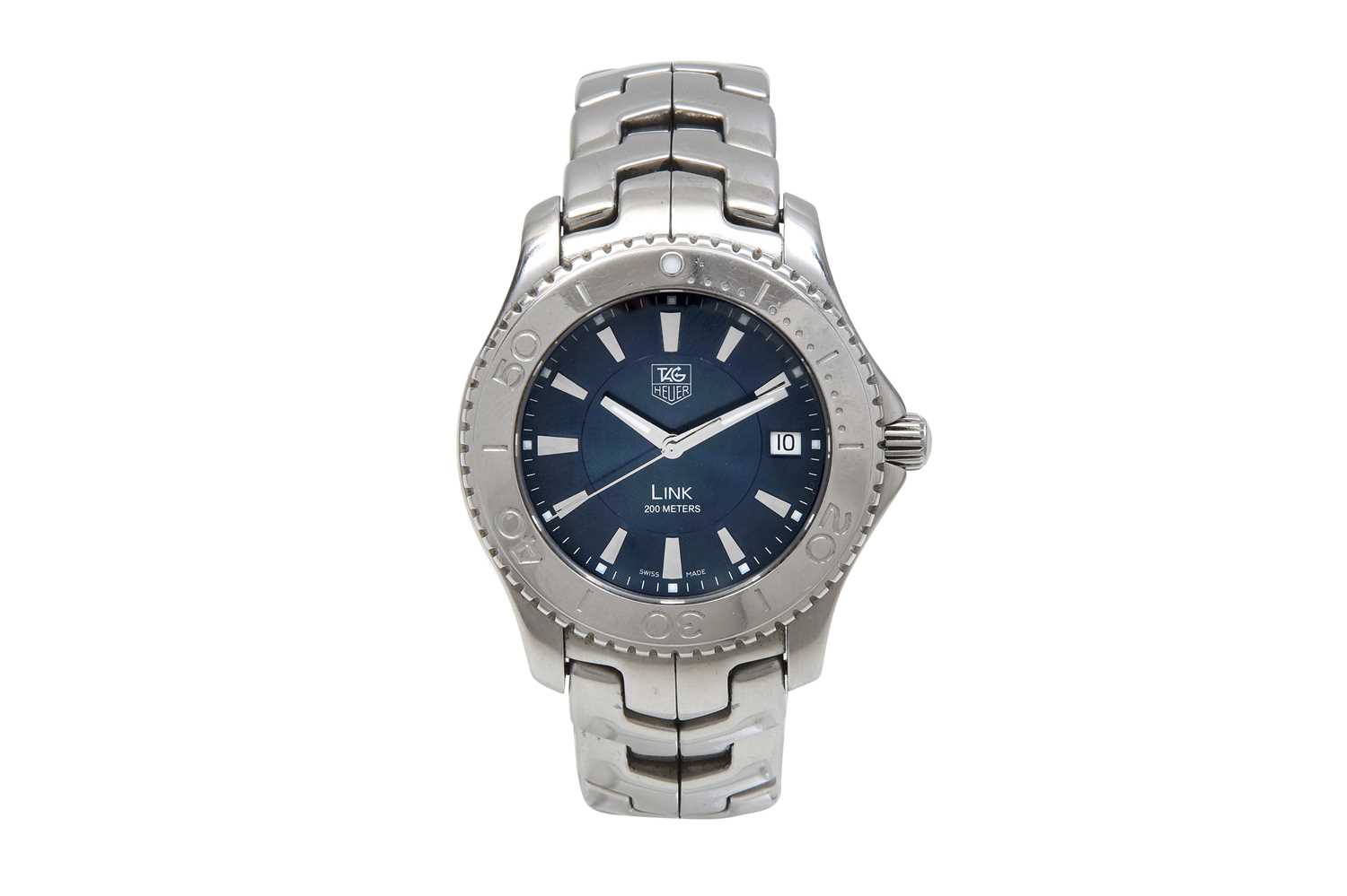 Lot 121 - A TAG HEUER MEN’S STAINLESS STEEL QUARTZ BRACELET WATCH.