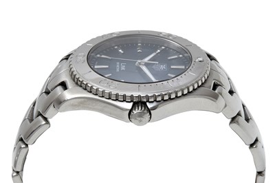 Lot 121 - A TAG HEUER MEN’S STAINLESS STEEL QUARTZ BRACELET WATCH.
