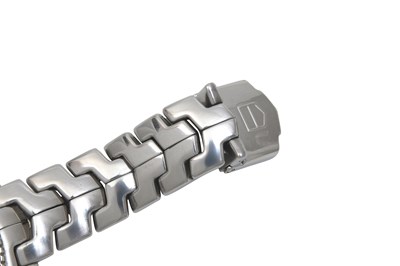 Lot 121 - A TAG HEUER MEN’S STAINLESS STEEL QUARTZ BRACELET WATCH.