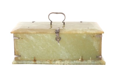 Lot 164 - A MUGHAL BOWENITE JEWELLERY BOX