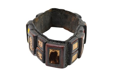 Lot 409 - A CEREMONIAL SUB-SAHARAN LEATHER HEADDRESS WITH HORSE AND BUFFALO HAIR, AND SNAKESKIN