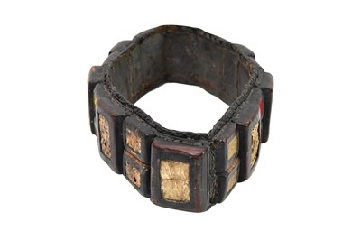 Lot 409 - A CEREMONIAL SUB-SAHARAN LEATHER HEADDRESS WITH HORSE AND BUFFALO HAIR, AND SNAKESKIN