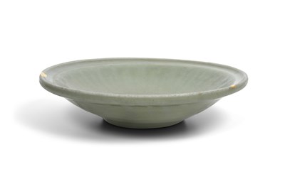 Lot 9 - A CHINESE CELADON LONGQUAN CHARGER