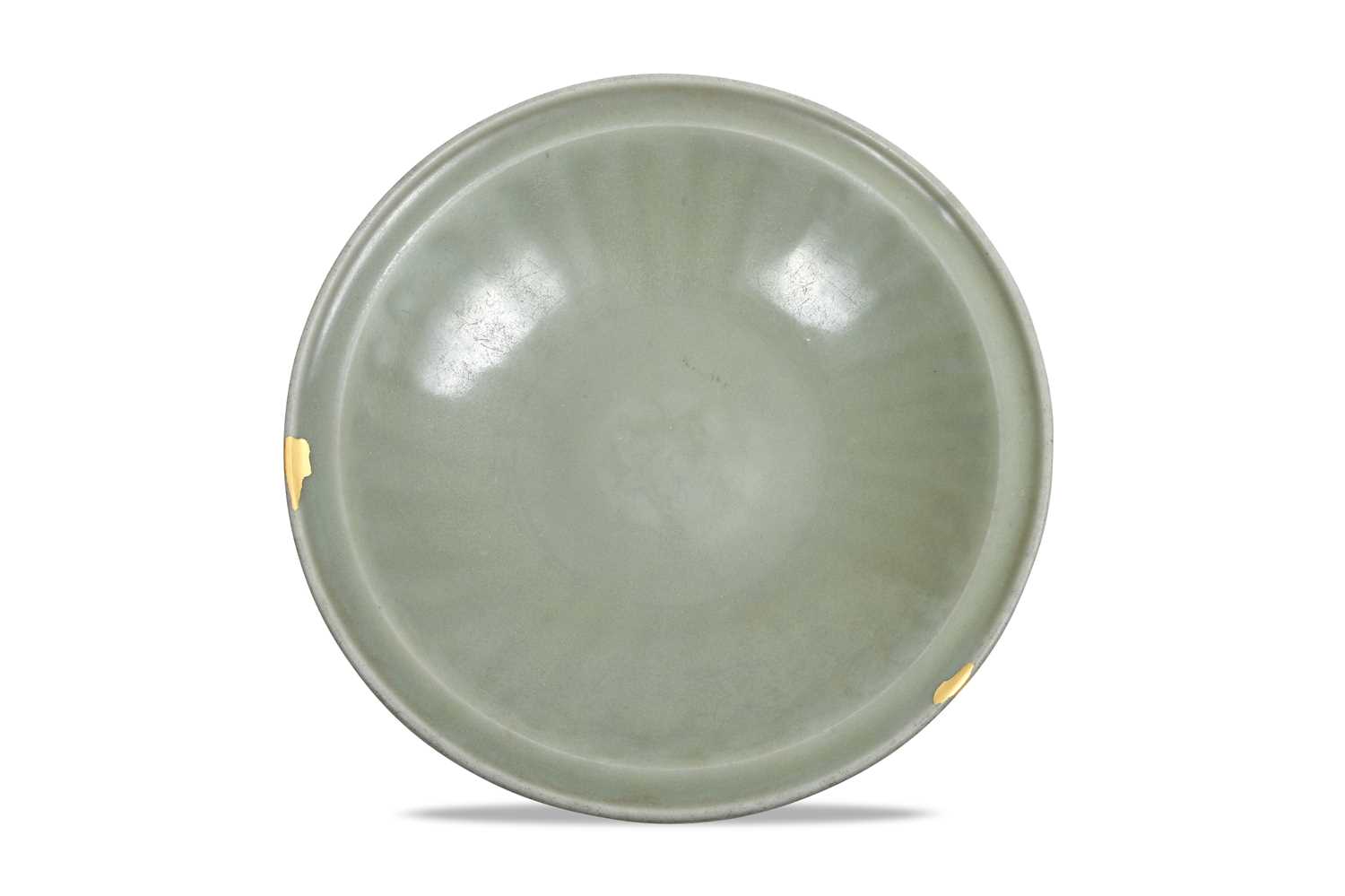 Lot 9 - A CHINESE CELADON LONGQUAN CHARGER