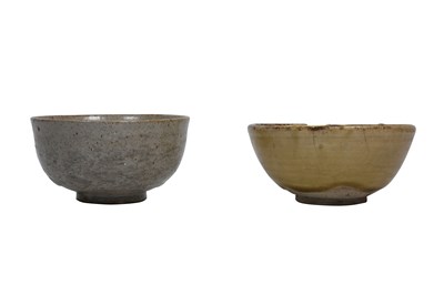 Lot 19 - A JAPANESE POTTERY ‘MOUNT FUJI' TEA BOWL, CHAWAN, AND A CHINESE BRUSH WASHER