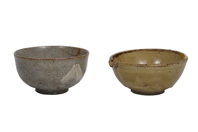 Lot 19 - A JAPANESE POTTERY ‘MOUNT FUJI' TEA BOWL, CHAWAN, AND A CHINESE BRUSH WASHER