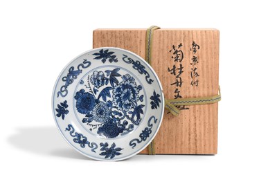 Lot 22 - A BLUE AND WHITE KOSOMETSUKE 'PEONY AND CHRYSANTHEMUM' DISH