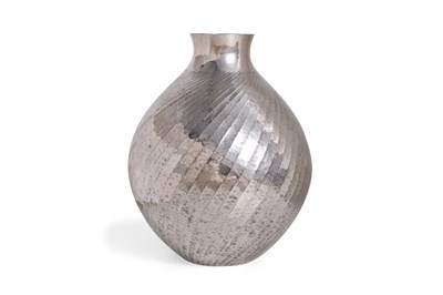 Lot 112 - A SILVER UCHIDASHI VASE BY SEKIYA SHIRŌ (1907 — 1994)