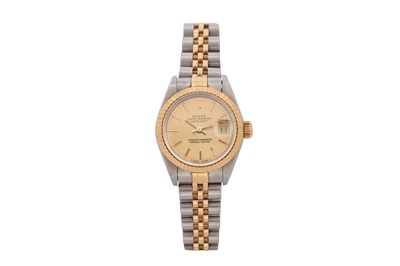 Lot 69 - A LADIES ROLEX 18K YELLOW GOLD AND STAINLESS STEEL AUTOMATIC BRACELET WATCH.