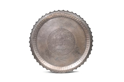 Lot 102 - A MONUMENTAL ENGRAVED AND CHASED SILVER ALLOY MALAY TRAY WITH STAR-SHAPED RIM