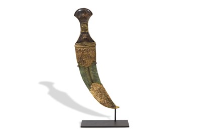 Lot 98 - AN INDIAN KHANJAR DAGGER WITH ROCK CRYSTAL HILT AND COPPER GILT MOUNTS