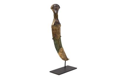 Lot 98 - AN INDIAN KHANJAR DAGGER WITH ROCK CRYSTAL HILT AND COPPER GILT MOUNTS