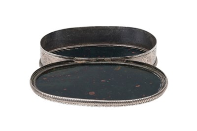 Lot 83 - AN INDIAN SILVER-MOUNTED BLOODSTONE SNUFFBOX