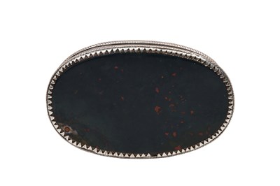 Lot 83 - AN INDIAN SILVER-MOUNTED BLOODSTONE SNUFFBOX