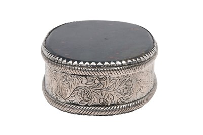 Lot 83 - AN INDIAN SILVER-MOUNTED BLOODSTONE SNUFFBOX