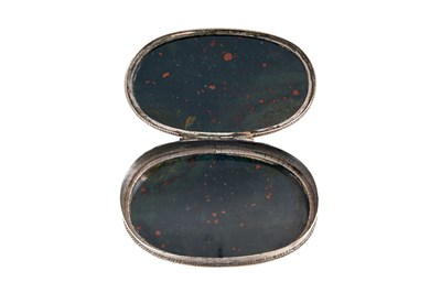 Lot 83 - AN INDIAN SILVER-MOUNTED BLOODSTONE SNUFFBOX