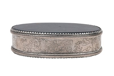 Lot 83 - AN INDIAN SILVER-MOUNTED BLOODSTONE SNUFFBOX