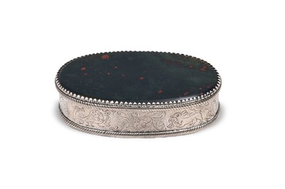 Lot 83 - AN INDIAN SILVER-MOUNTED BLOODSTONE SNUFFBOX