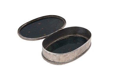 Lot 83 - AN INDIAN SILVER-MOUNTED BLOODSTONE SNUFFBOX