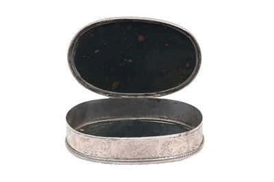 Lot 83 - AN INDIAN SILVER-MOUNTED BLOODSTONE SNUFFBOX