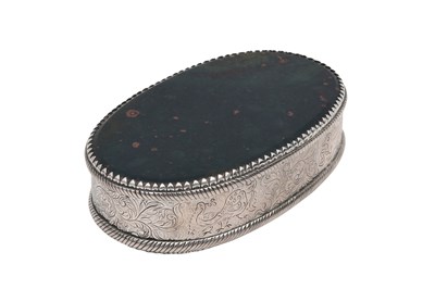 Lot 83 - AN INDIAN SILVER-MOUNTED BLOODSTONE SNUFFBOX
