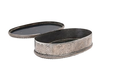 Lot 83 - AN INDIAN SILVER-MOUNTED BLOODSTONE SNUFFBOX