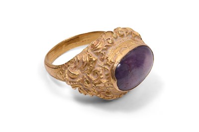 Lot 51 - A BALINESE GOLD RING