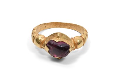 Lot 53 - AN ANTIQUE BURMESE GOLD RING