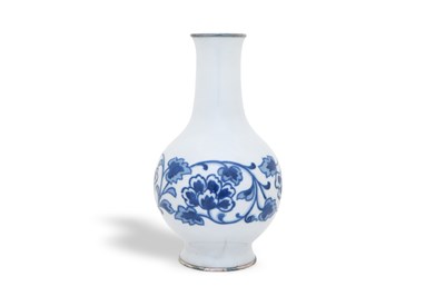 Lot 80 - A BLUE AND WHITE CLOISONNÉ ENAMEL VASE BY ANDO JUBEI COMPANY