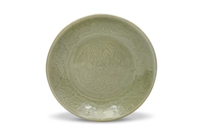 Lot 16 - A LONGQUAN CELADON CHARGER