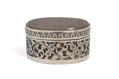 Lot 89 - AN UNMARKED INDIAN REPOUSSÉ SILVER BOX WITH ENGRAVED AGATE LID