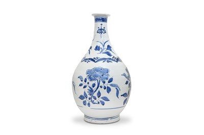 Lot 71 - A LARGE BLUE AND WHITE ARITA 'PEONY' BOTTLE VASE