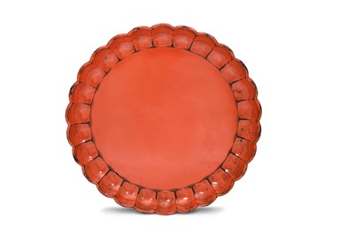 Lot 109 - A NEGORO WARE CINNABAR LACQUER TRAY BY MURASE JIHEI (1957 —)