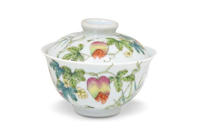 Lot 3 - AN IMPERIAL FAMILLE ROSE 'BITTER MELON' BOWL AND COVER