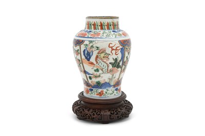 Lot 19 - A SMALL FAMILLE VERTE 'QILIN' JAR