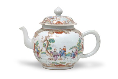 Lot 35 - A LARGE FAMILLE ROSE TEAPOT AND COVER