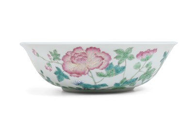 Lot 41 - A FAMILLE ROSE 'FLOWERS' BOWL