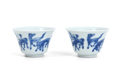 Lot 42 - A PAIR OF BLUE AND WHITE 'EIGHT HORSES' BOWLS