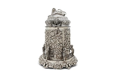 Lot 92 - A LARGE AND IMPRESSIVE UNMARKED ANGLO-INDIAN REPOUSSÉ SILVER LIDDED CONTAINER WITH LION FINIAL