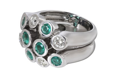 Lot 5 - A DIAMOND AND EMERALD-SET 18K WHITE GOLD BUBBLE RING