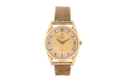 Lot 34 - A MEN'S UNIVERSAL GENEVE GOLD PLATED AND 14K YELLOW GOLD AUTOMATIC BRACELET WATCH.