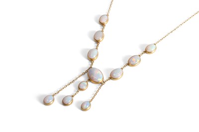 Lot 91 - A WHITE OPAL 9K YELLOW GOLD NECKLACE