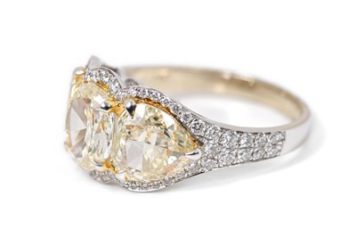 Lot 50 - A DIAMOND-SET 18K WHITE AND YELLOW GOLD RING