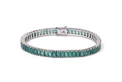 Lot 44 - AN EMERALD-SET 18K WHITE GOLD BRACELET